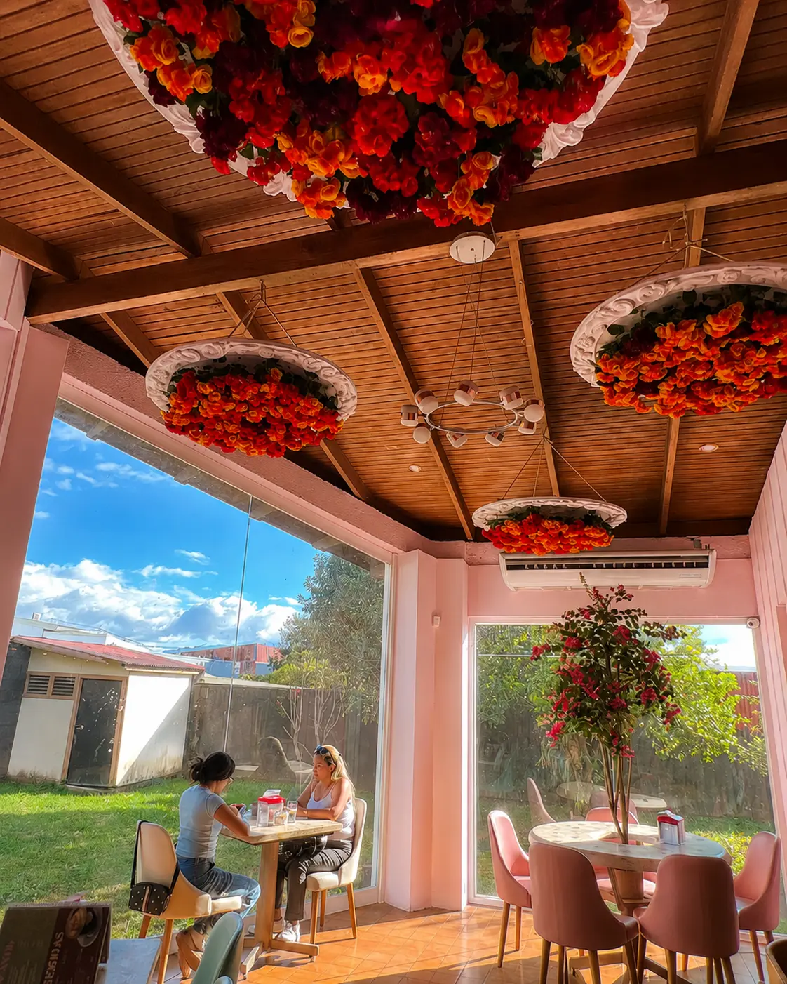 Interior de Dulce Café con flores en el techo